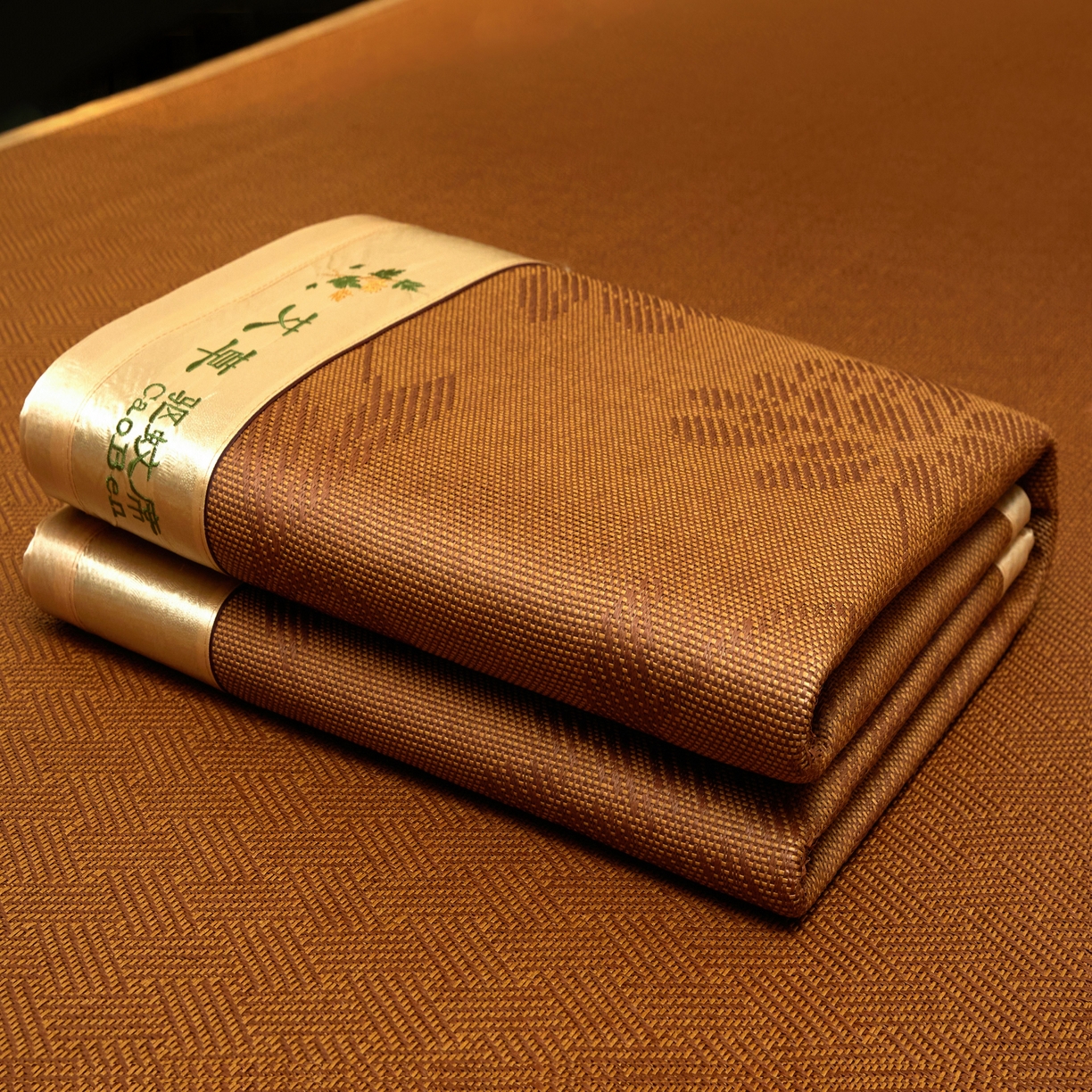 91家纺网 家纺一手货源 找家纺 小桃姐家纺 2025新款舒适艾草刺绣藤席养身席单面席中国风凉席席子 艾草刺绣-水中花