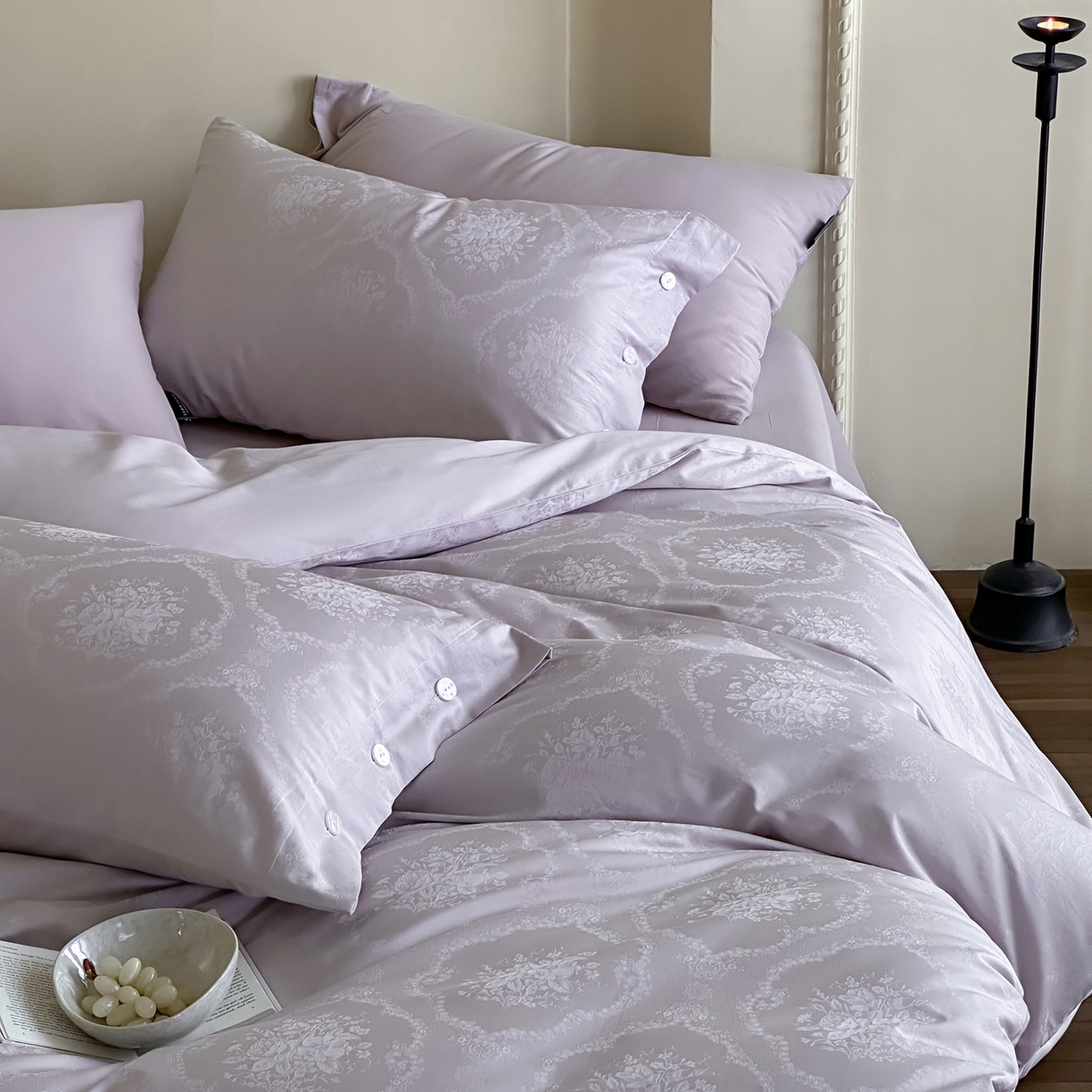 91家纺网 家纺一手货源 找家纺 三味舒屋 2026新款长绒棉全棉提花四件套-恋春系列-场景一 恋春浅紫