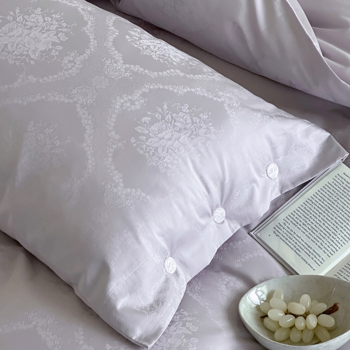 91家纺网 家纺一手货源 找家纺 三味舒屋 2026新款长绒棉全棉提花四件套-恋春系列-场景一 恋春浅紫