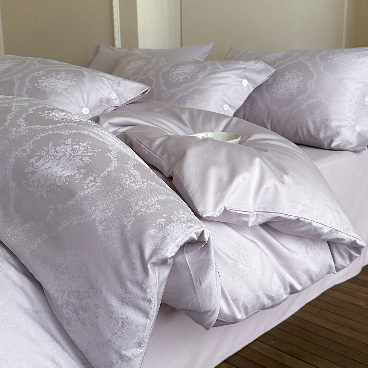 91家纺网 家纺一手货源 找家纺 三味舒屋 2026新款长绒棉全棉提花四件套-恋春系列-场景一 恋春浅紫