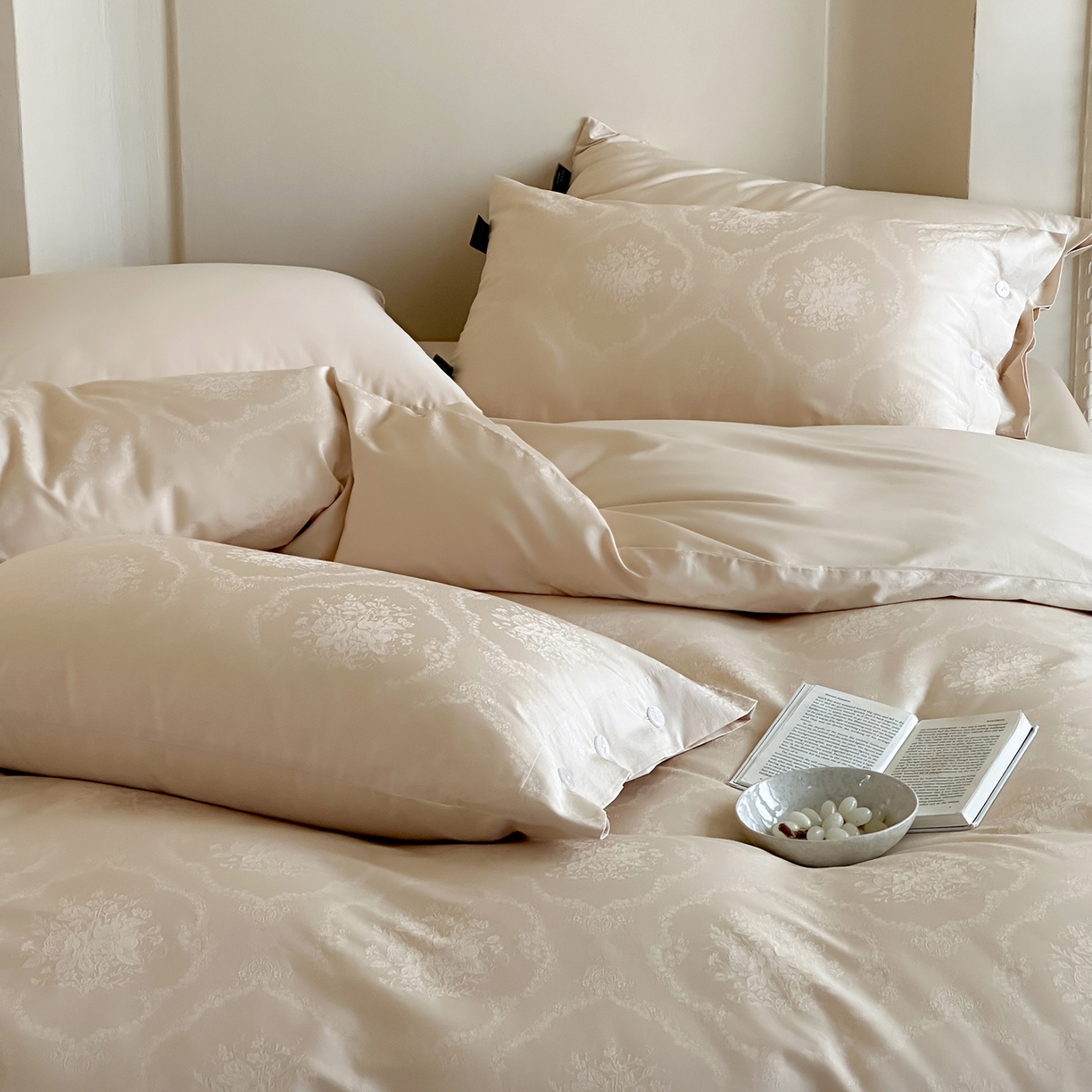 91家纺网 家纺一手货源 找家纺 三味舒屋 2026新款长绒棉全棉提花四件套-恋春系列-场景一 恋春星光