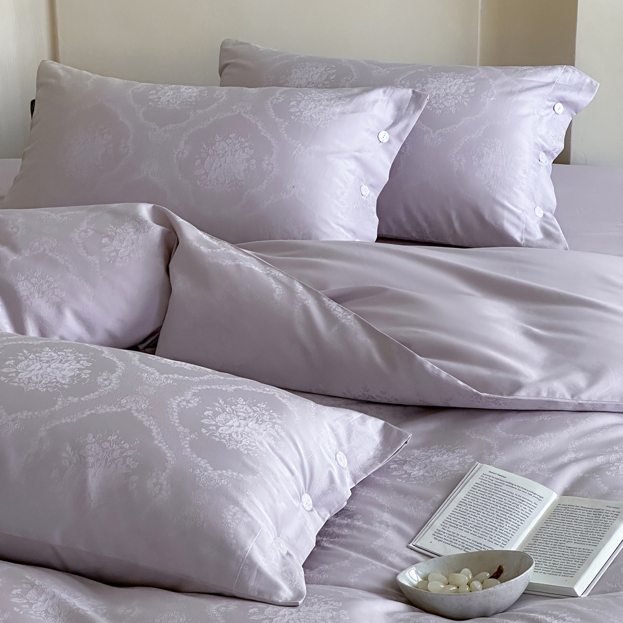 91家纺网 家纺一手货源 找家纺 三味舒屋 2026新款长绒棉全棉提花四件套-恋春系列-场景一 恋春浅紫