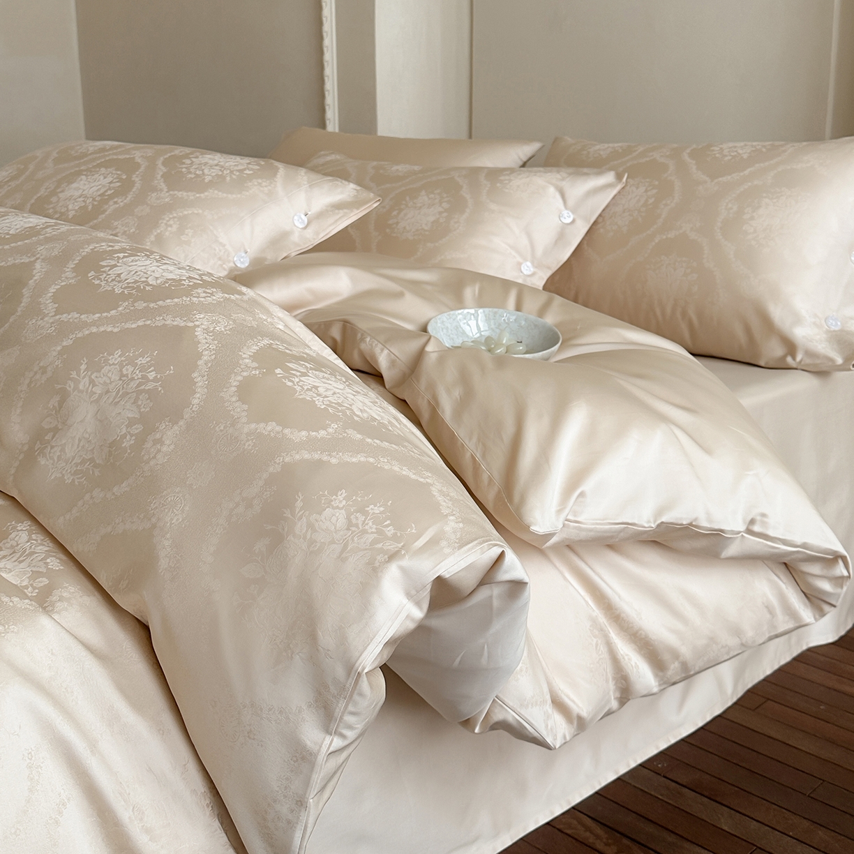 91家纺网 家纺一手货源 找家纺 三味舒屋 2026新款长绒棉全棉提花四件套-恋春系列-场景一 恋春星光