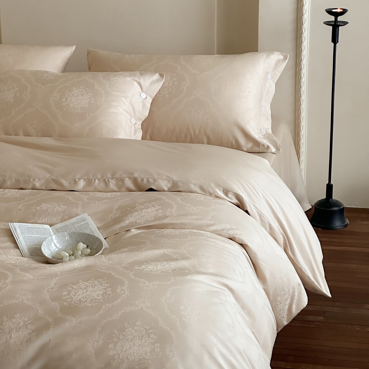 91家纺网 家纺一手货源 找家纺 三味舒屋 2026新款长绒棉全棉提花四件套-恋春系列-场景一 恋春星光