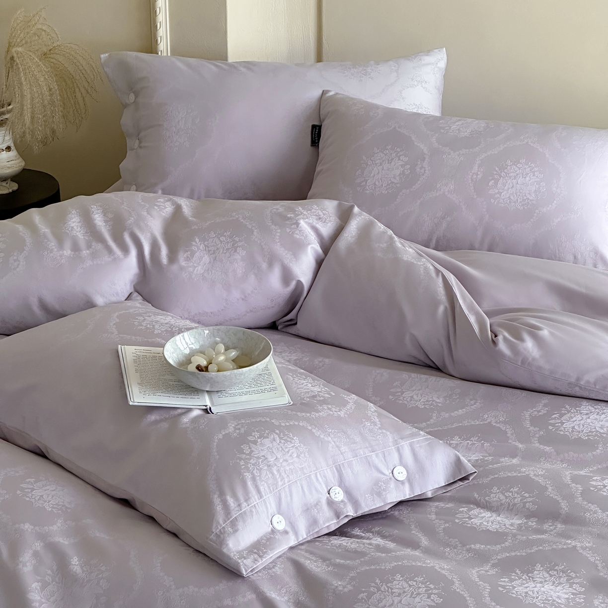 91家纺网 家纺一手货源 找家纺 三味舒屋 2026新款长绒棉全棉提花四件套-恋春系列-场景一 恋春浅紫