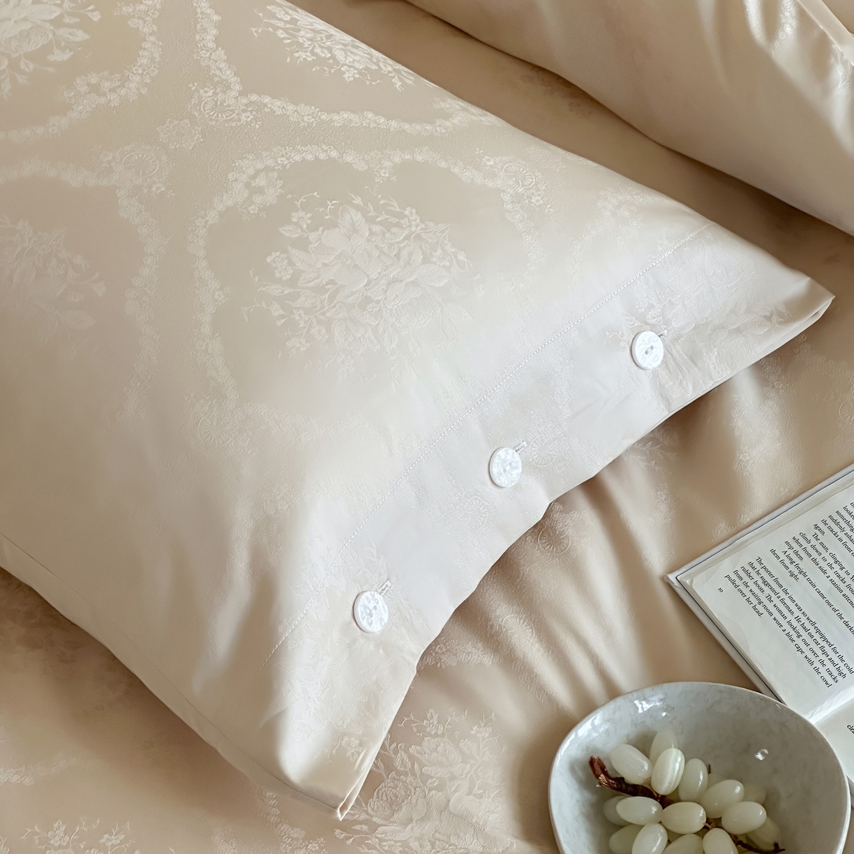 91家纺网 家纺一手货源 找家纺 三味舒屋 2026新款长绒棉全棉提花四件套-恋春系列-场景一 恋春星光