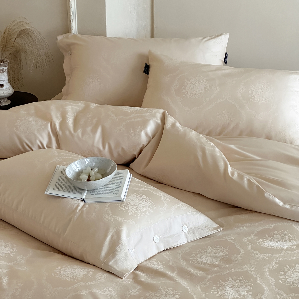 91家纺网 家纺一手货源 找家纺 三味舒屋 2026新款长绒棉全棉提花四件套-恋春系列-场景一 恋春星光