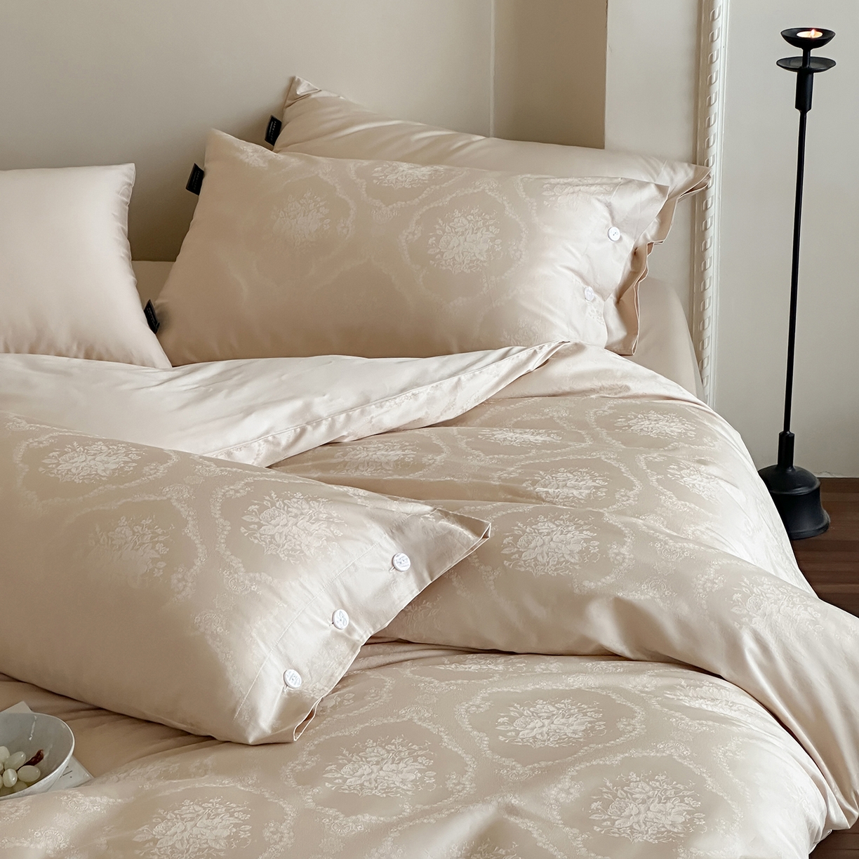 91家纺网 家纺一手货源 找家纺 三味舒屋 2026新款长绒棉全棉提花四件套-恋春系列-场景一 恋春星光