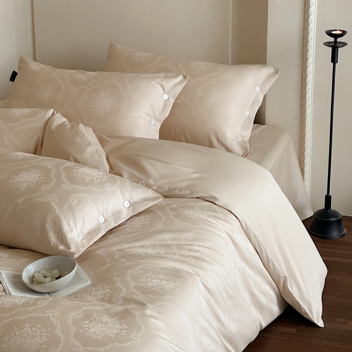 91家纺网 家纺一手货源 找家纺 三味舒屋 2026新款长绒棉全棉提花四件套-恋春系列-场景一 恋春星光