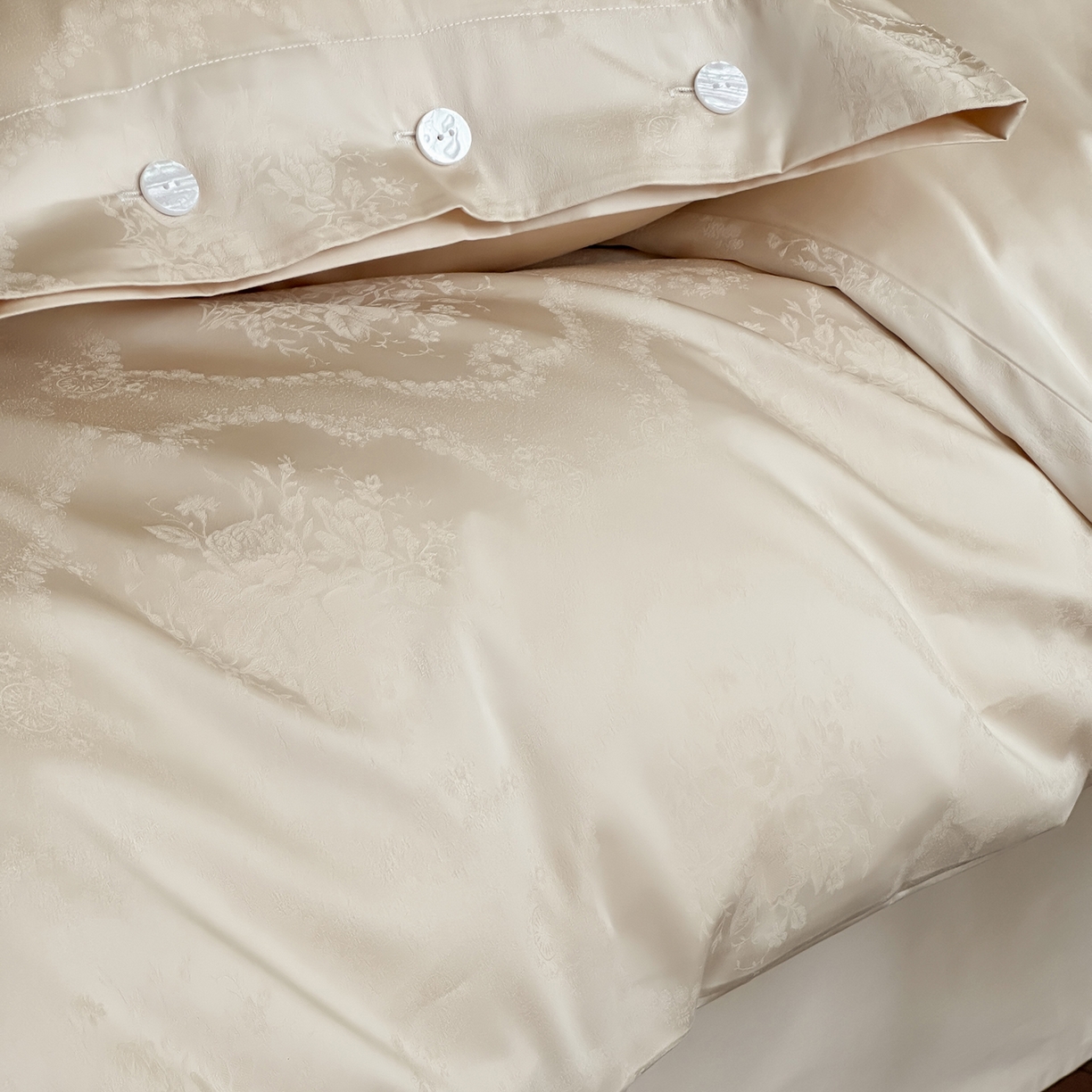 91家纺网 家纺一手货源 找家纺 三味舒屋 2026新款长绒棉全棉提花四件套-恋春系列-场景一 恋春星光