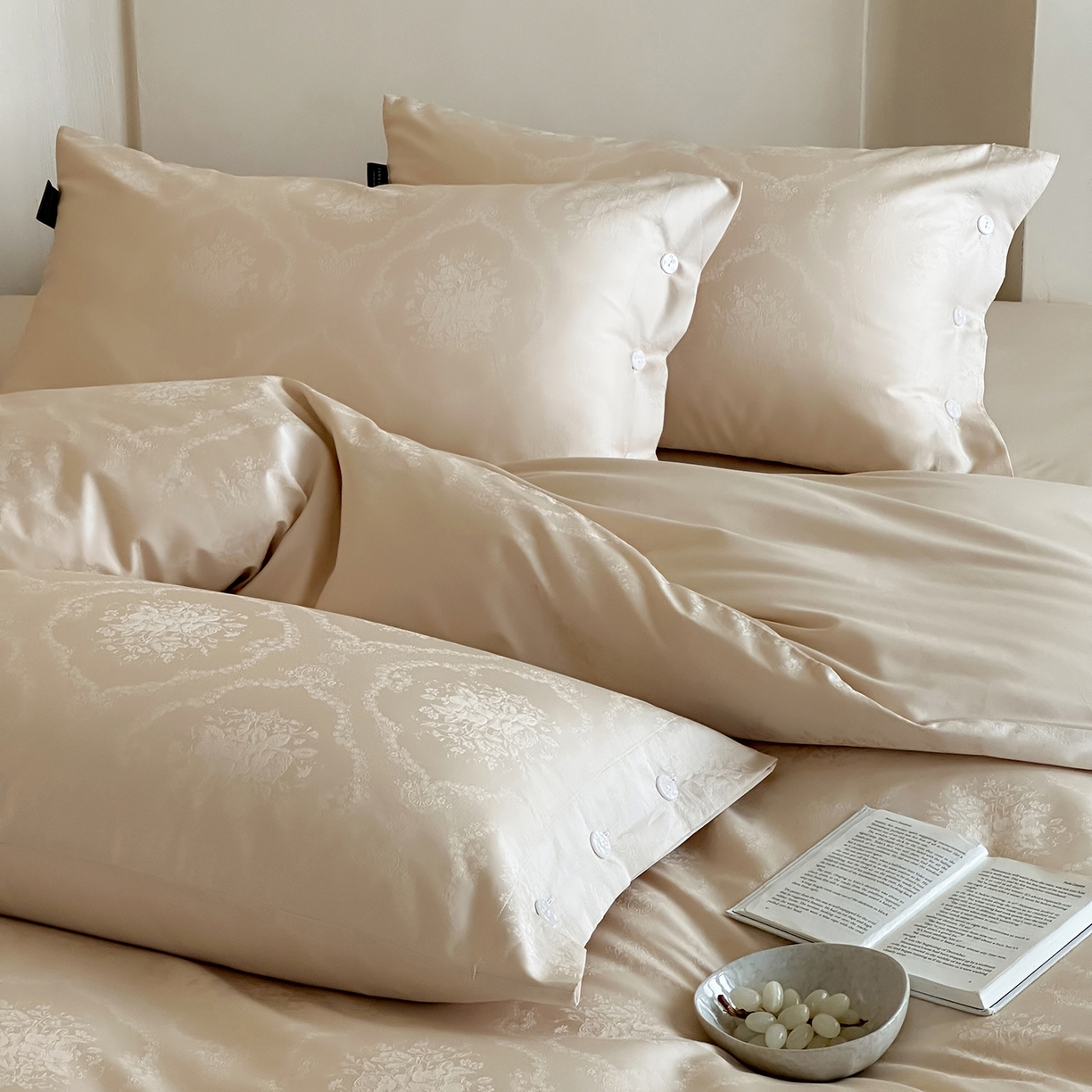 91家纺网 家纺一手货源 找家纺 三味舒屋 2026新款长绒棉全棉提花四件套-恋春系列-场景一 恋春星光