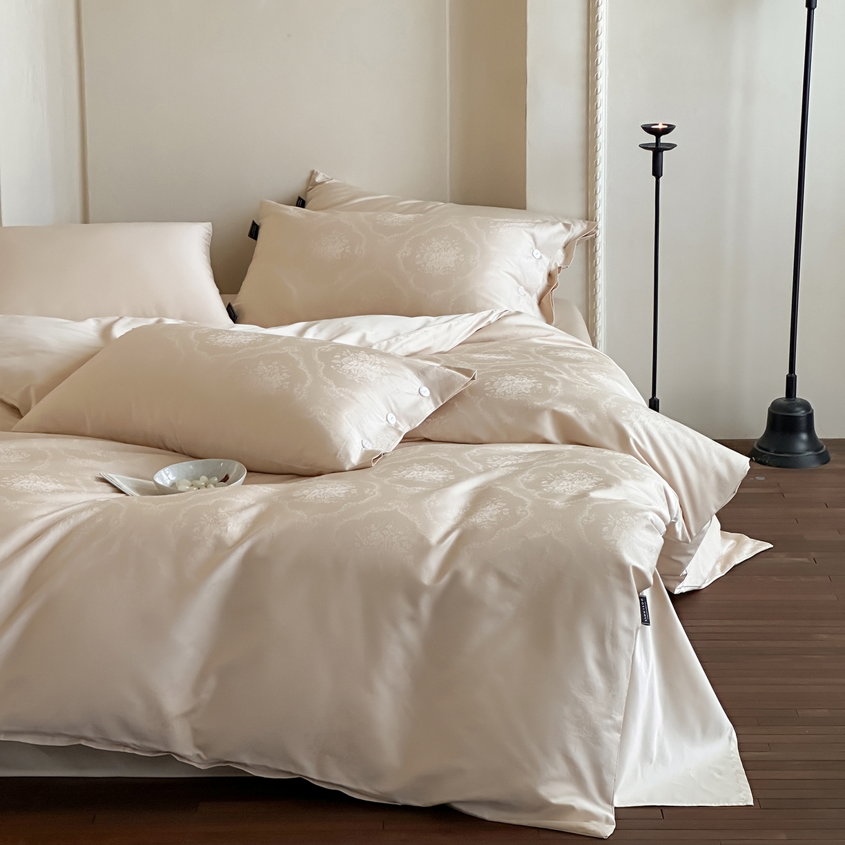 91家纺网 家纺一手货源 找家纺 三味舒屋 2026新款长绒棉全棉提花四件套-恋春系列-场景一 恋春星光