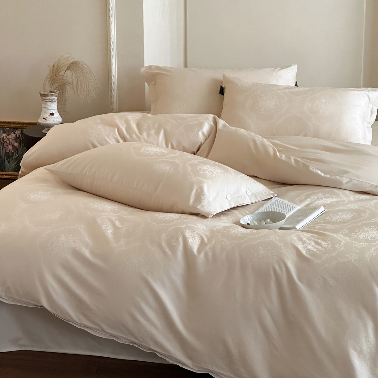 91家纺网 家纺一手货源 找家纺 三味舒屋 2026新款长绒棉全棉提花四件套-恋春系列-场景一 恋春星光