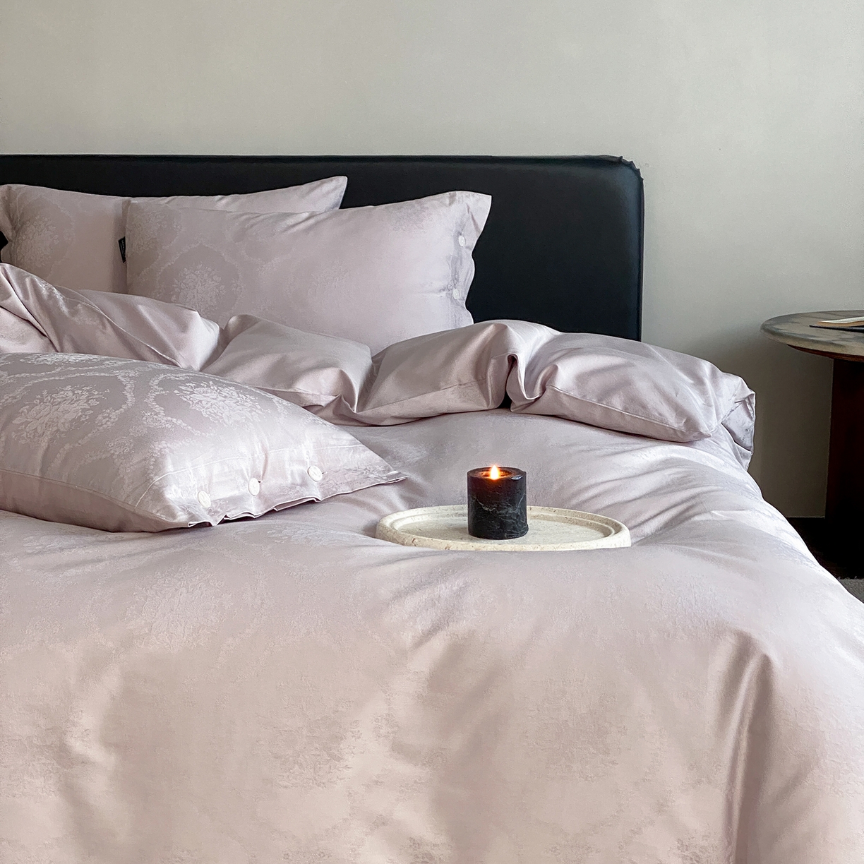 91家纺网 家纺一手货源 找家纺 三味舒屋 2026新款长绒棉全棉提花四件套-恋春系列-场景二 恋春浅紫