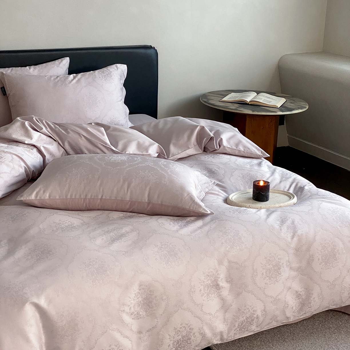 91家纺网 家纺一手货源 找家纺 三味舒屋 2026新款长绒棉全棉提花四件套-恋春系列-场景二 恋春浅紫