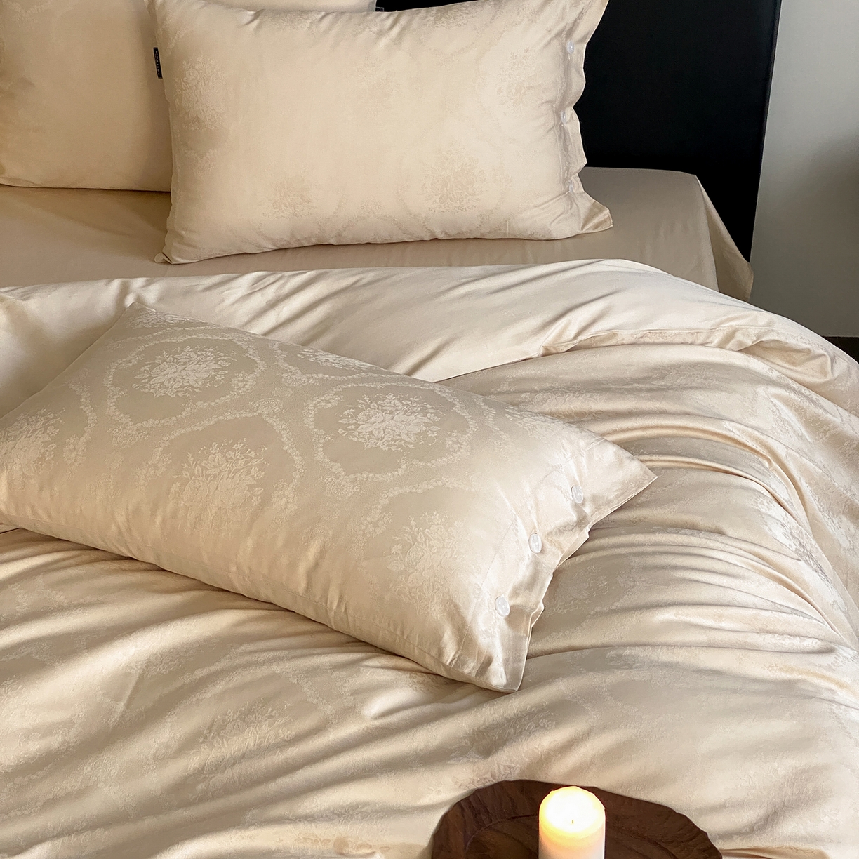 91家纺网 家纺一手货源 找家纺 三味舒屋 2026新款长绒棉全棉提花四件套-恋春系列-场景二 恋春星光