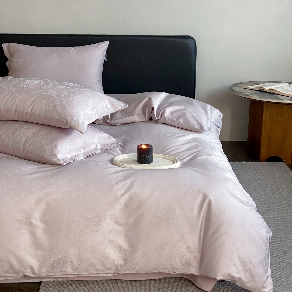 91家纺网 家纺一手货源 找家纺 三味舒屋 2026新款长绒棉全棉提花四件套-恋春系列-场景二 恋春浅紫