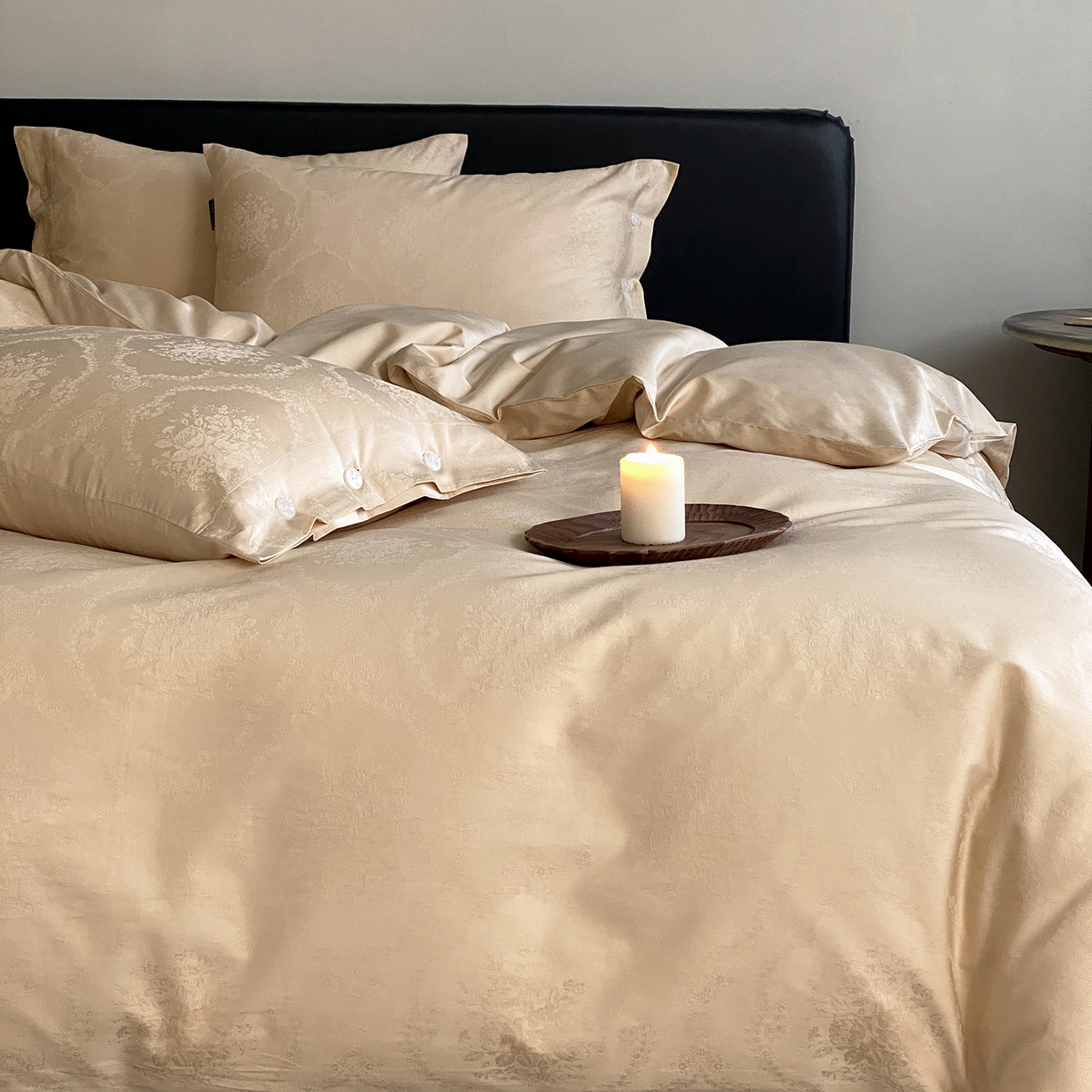 91家纺网 家纺一手货源 找家纺 三味舒屋 2026新款长绒棉全棉提花四件套-恋春系列-场景二 恋春星光