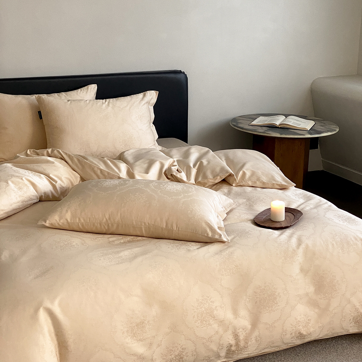 91家纺网 家纺一手货源 找家纺 三味舒屋 2026新款长绒棉全棉提花四件套-恋春系列-场景二 恋春星光