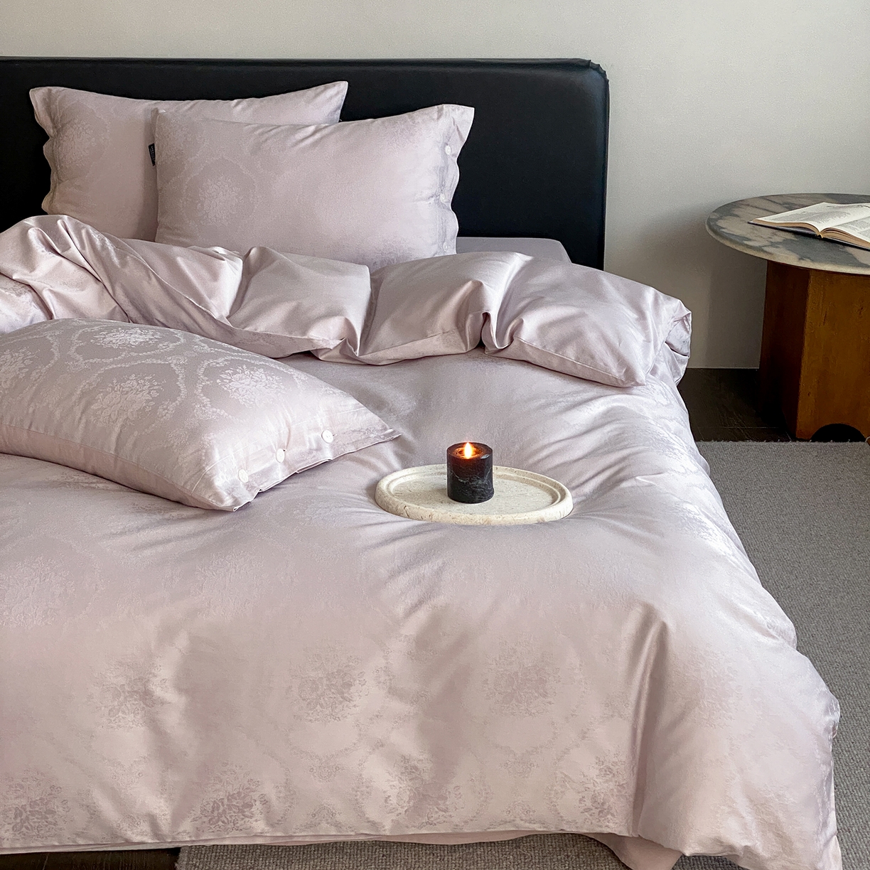 91家纺网 家纺一手货源 找家纺 三味舒屋 2026新款长绒棉全棉提花四件套-恋春系列-场景二 恋春浅紫