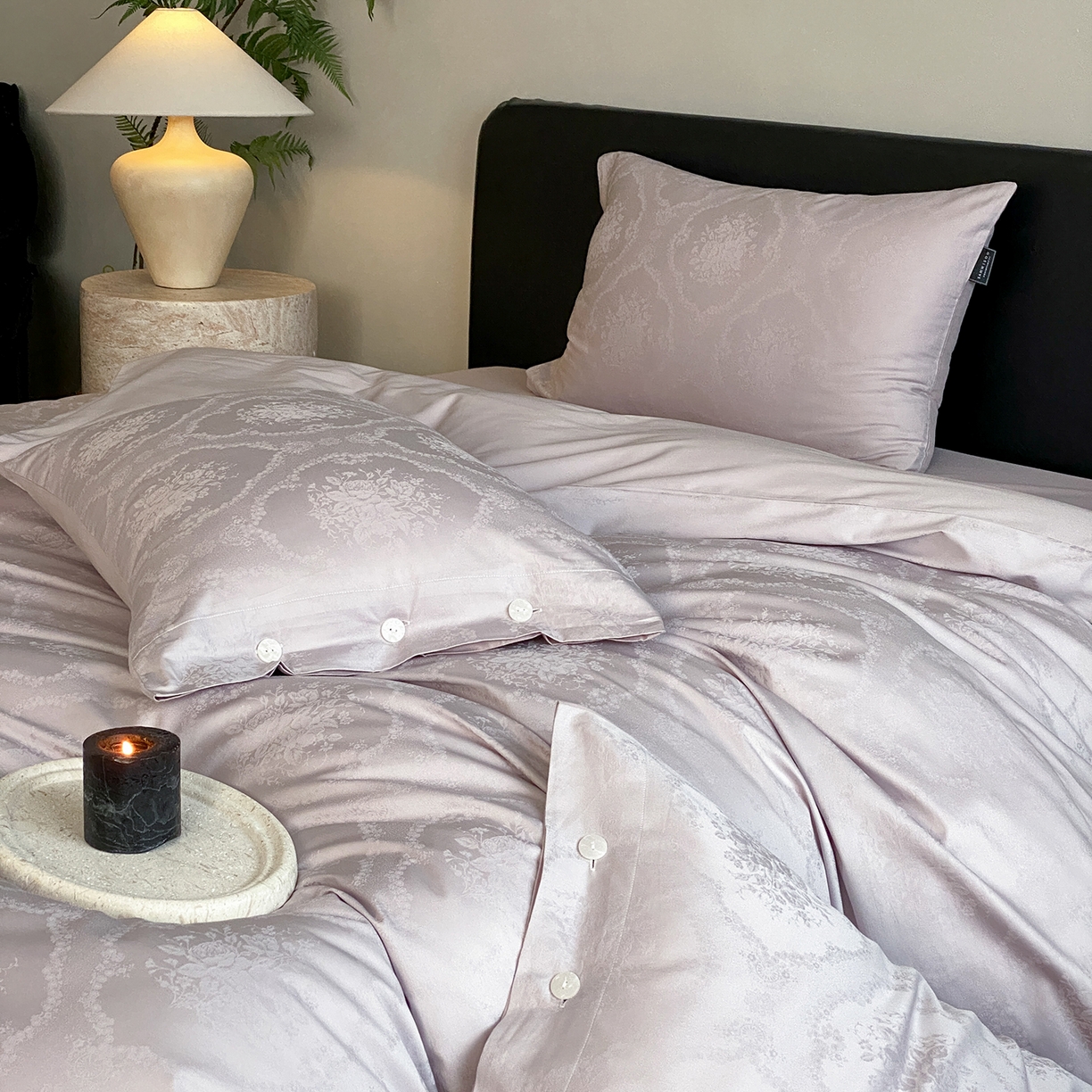 91家纺网 家纺一手货源 找家纺 三味舒屋 2026新款长绒棉全棉提花四件套-恋春系列-场景二 恋春浅紫