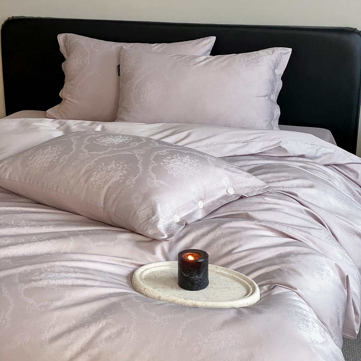 91家纺网 家纺一手货源 找家纺 三味舒屋 2026新款长绒棉全棉提花四件套-恋春系列-场景二 恋春浅紫