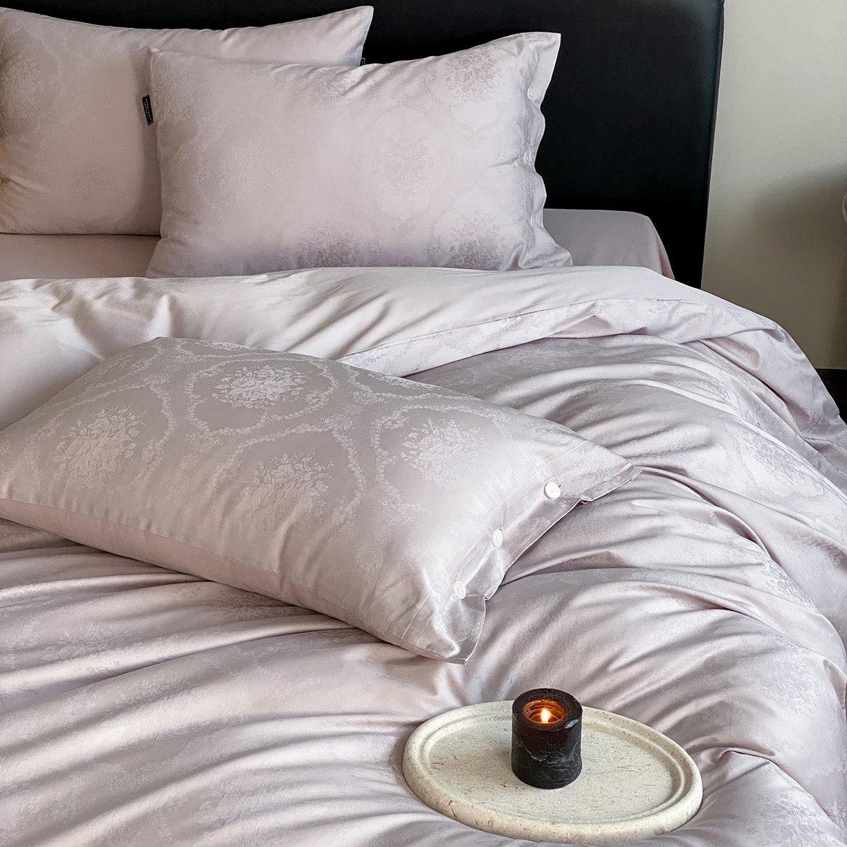 91家纺网 家纺一手货源 找家纺 三味舒屋 2026新款长绒棉全棉提花四件套-恋春系列-场景二 恋春浅紫