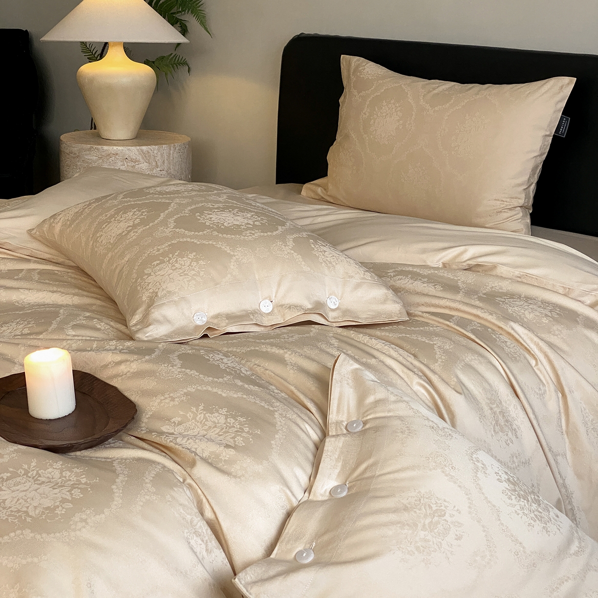 91家纺网 家纺一手货源 找家纺 三味舒屋 2026新款长绒棉全棉提花四件套-恋春系列-场景二 恋春星光