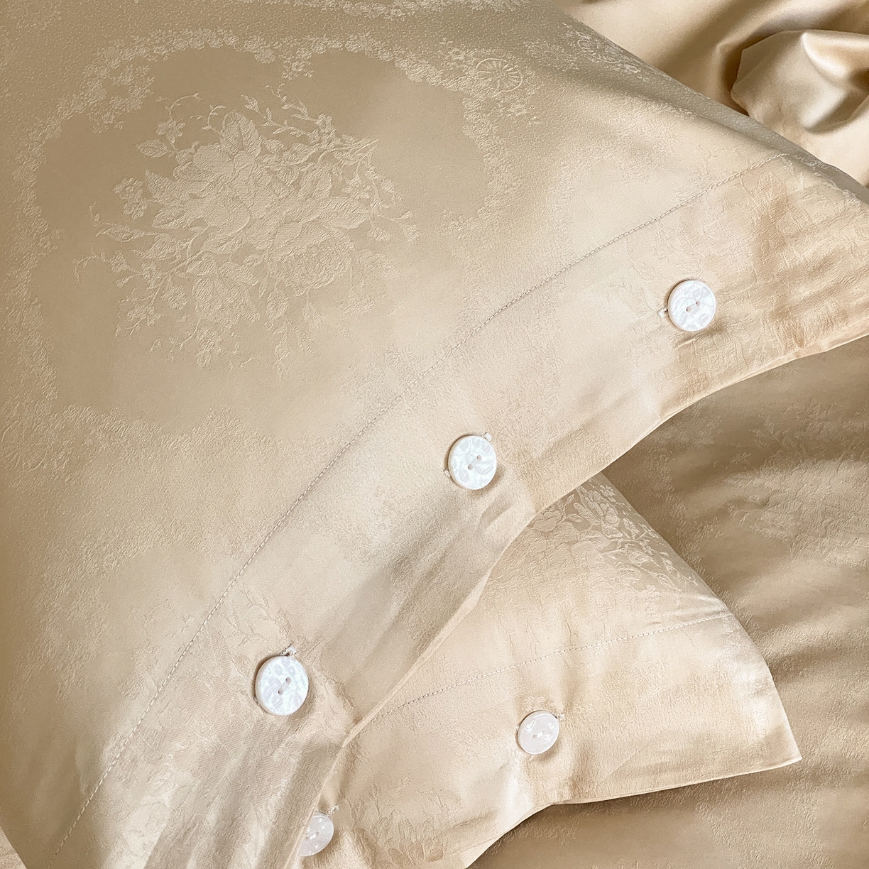 91家纺网 家纺一手货源 找家纺 三味舒屋 2026新款长绒棉全棉提花四件套-恋春系列-场景二 恋春星光