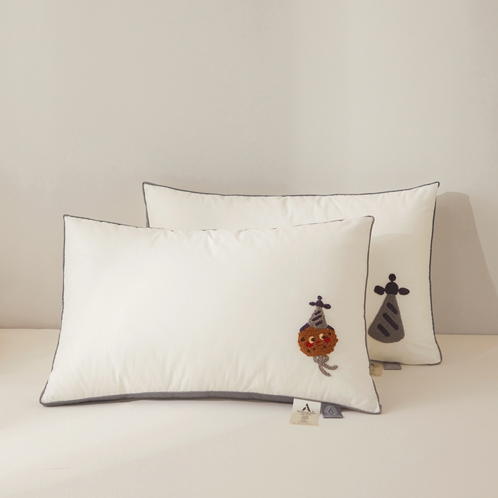 91家纺网 家纺一手货源 找家纺 小桃姐家纺 2025新款毛巾绣纯棉全棉纯棉枕芯  卡通煤炭球 魔法帽 枕头枕芯 魔法帽-纯棉毛巾绣枕