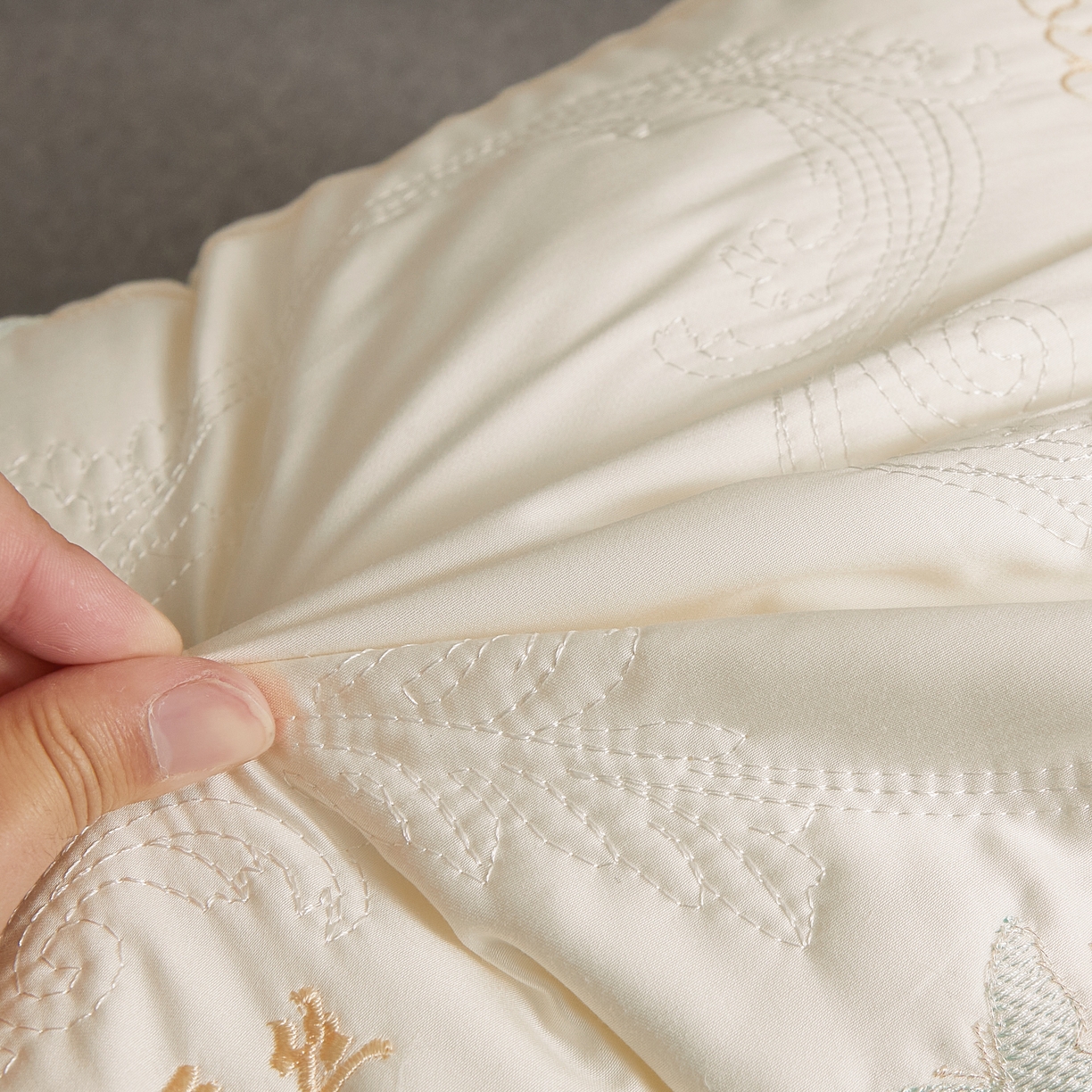 91家纺网 家纺一手货源 找家纺 小桃姐家纺 2025新款巴马蚕丝枕枕头枕芯 巴马蚕丝枕-白色