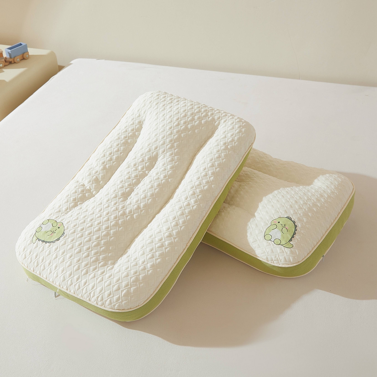 91家纺网 家纺一手货源 找家纺 （总）小桃姐家纺 2025新款卡通小恐龙亲子护颈椎低枕儿童枕头枕芯小学生宿舍