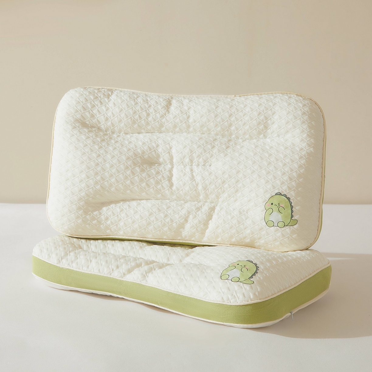 91家纺网 家纺一手货源 找家纺 （总）小桃姐家纺 2025新款卡通小恐龙亲子护颈椎低枕儿童枕头枕芯小学生宿舍