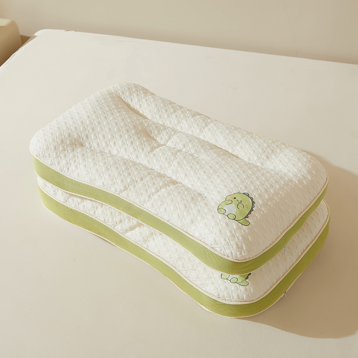 91家纺网 家纺一手货源 找家纺 （总）小桃姐家纺 2025新款卡通小恐龙亲子护颈椎低枕儿童枕头枕芯小学生宿舍