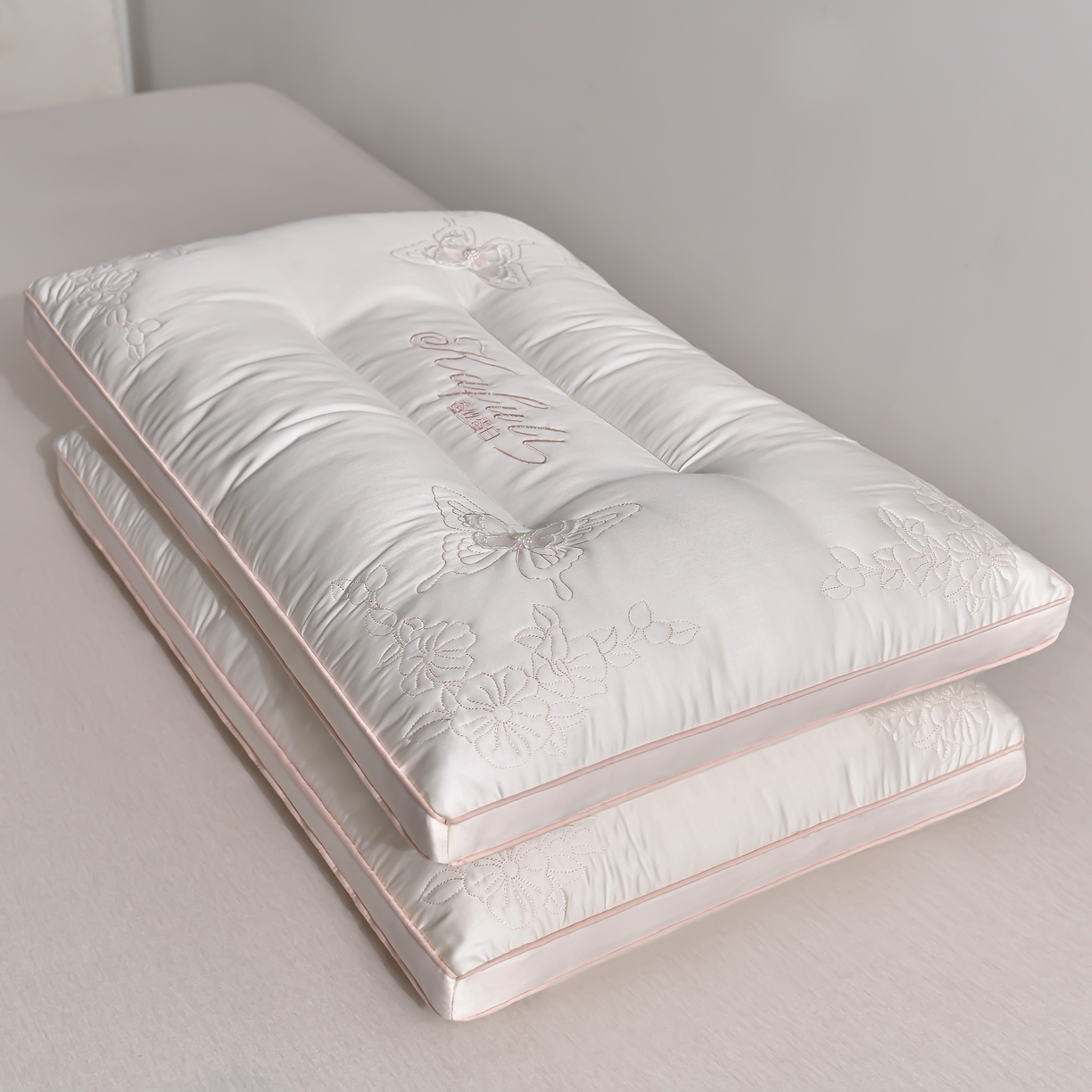 91家纺网 家纺一手货源 找家纺 （总）小桃姐家纺 2025年新款蚕丝刺绣蝴蝶枕枕头枕芯定型款工艺款