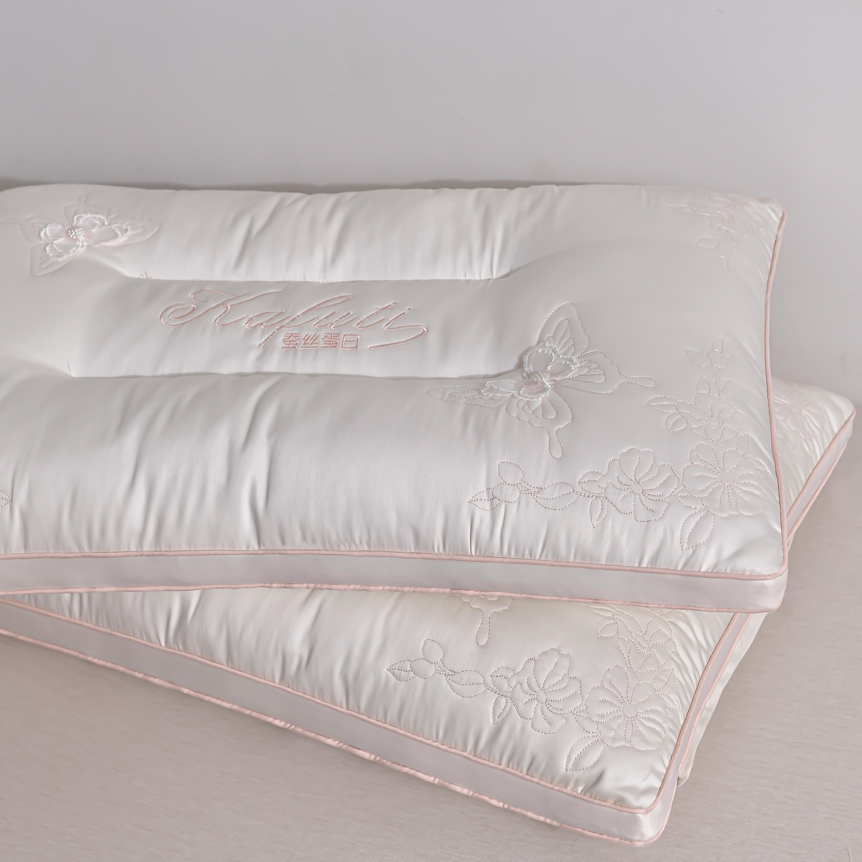 91家纺网 家纺一手货源 找家纺 （总）小桃姐家纺 2025年新款蚕丝刺绣蝴蝶枕枕头枕芯定型款工艺款