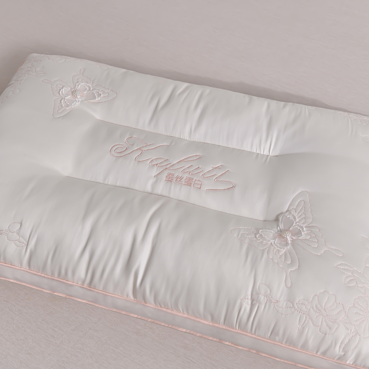 91家纺网 家纺一手货源 找家纺 （总）小桃姐家纺 2025年新款蚕丝刺绣蝴蝶枕枕头枕芯定型款工艺款