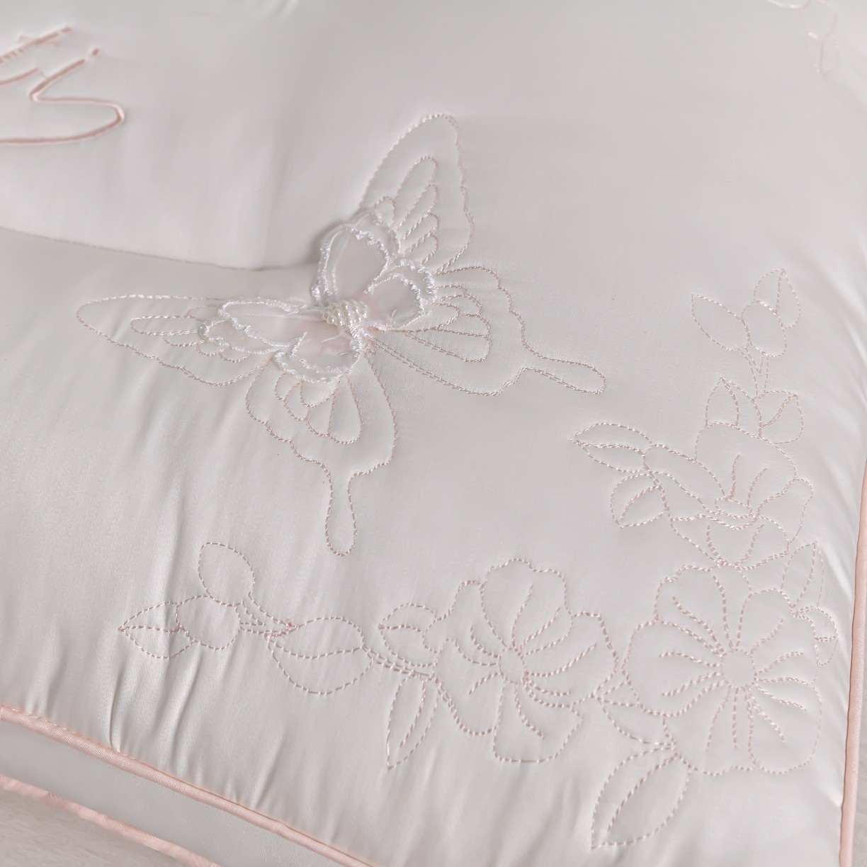 91家纺网 家纺一手货源 找家纺 （总）小桃姐家纺 2025年新款蚕丝刺绣蝴蝶枕枕头枕芯定型款工艺款