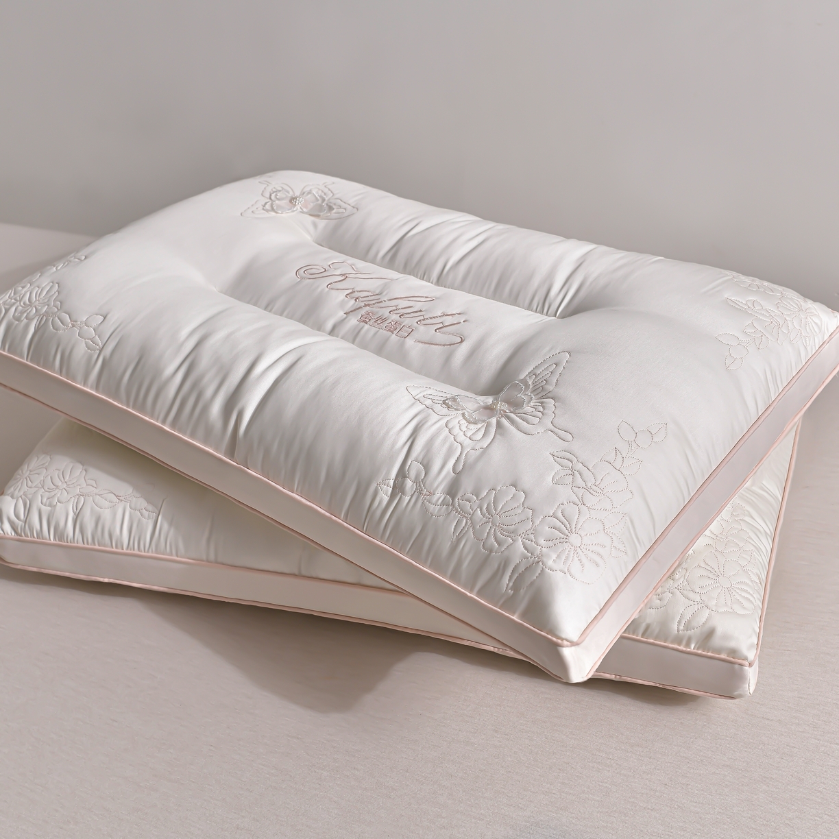 91家纺网 家纺一手货源 找家纺 （总）小桃姐家纺 2025年新款蚕丝刺绣蝴蝶枕枕头枕芯定型款工艺款