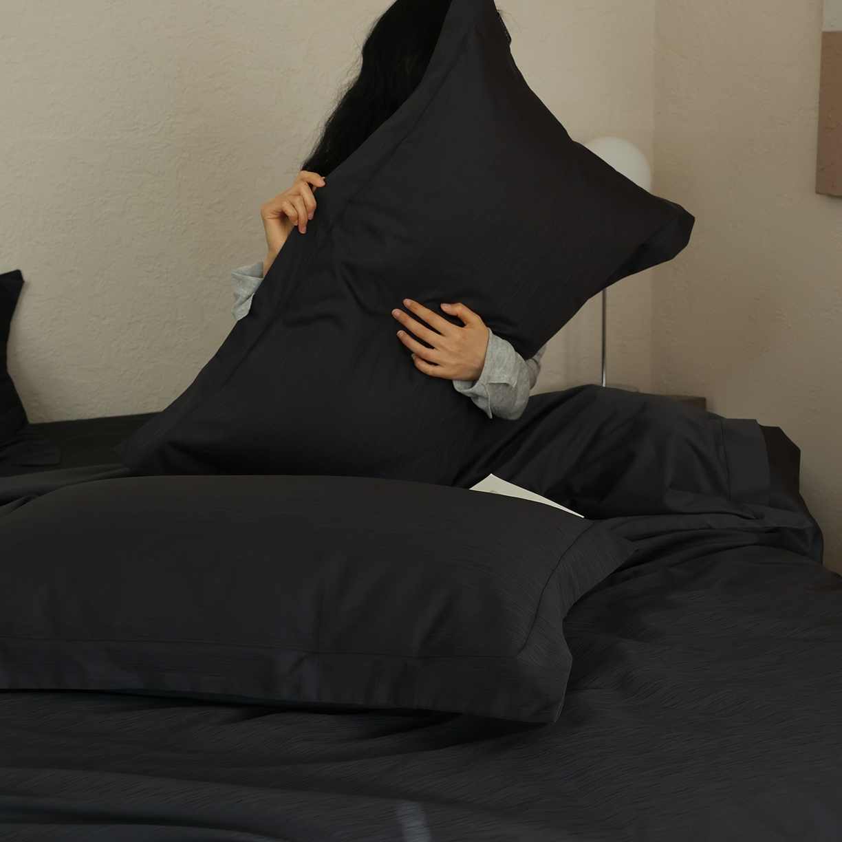 91家纺网 家纺一手货源 找家纺 三味舒屋 2026新款长绒棉全棉提花四件套-尼亚系列 尼亚黑灰