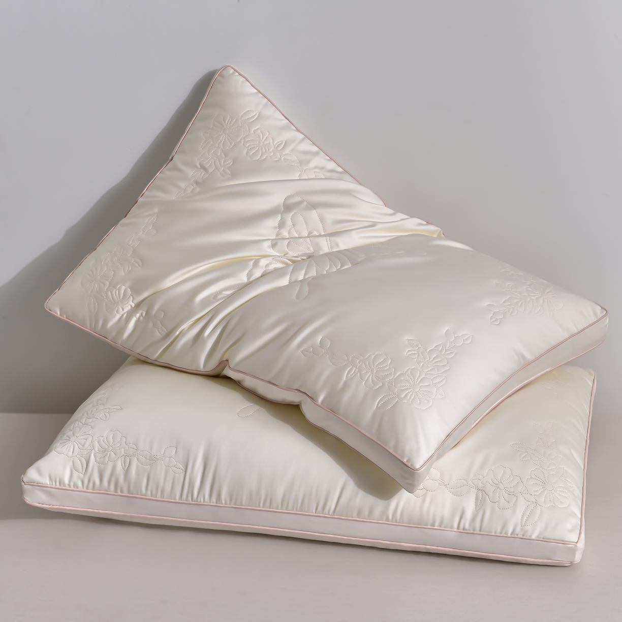 91家纺网 家纺一手货源 找家纺 （总）小桃姐家纺 2025年新款蚕丝刺绣蝴蝶枕枕头枕芯立体款工艺款