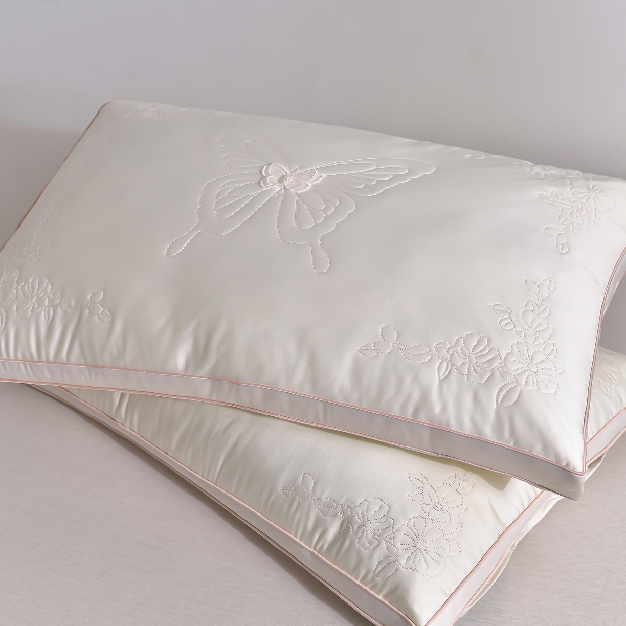 91家纺网 家纺一手货源 找家纺 （总）小桃姐家纺 2025年新款蚕丝刺绣蝴蝶枕枕头枕芯立体款工艺款