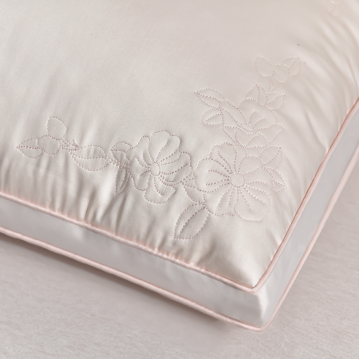 91家纺网 家纺一手货源 找家纺 （总）小桃姐家纺 2025年新款蚕丝刺绣蝴蝶枕枕头枕芯立体款工艺款