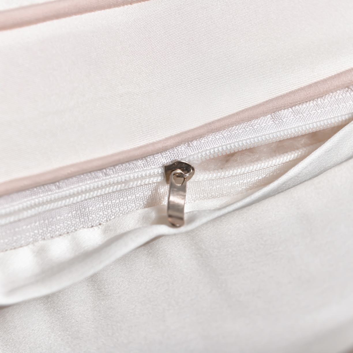 91家纺网 家纺一手货源 找家纺 （总）小桃姐家纺 2025年新款蚕丝刺绣蝴蝶枕枕头枕芯立体款工艺款