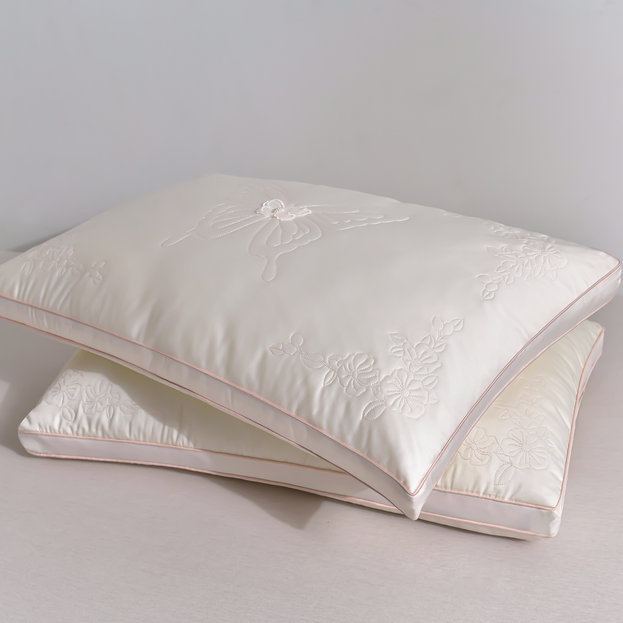 91家纺网 家纺一手货源 找家纺 （总）小桃姐家纺 2025年新款蚕丝刺绣蝴蝶枕枕头枕芯立体款工艺款