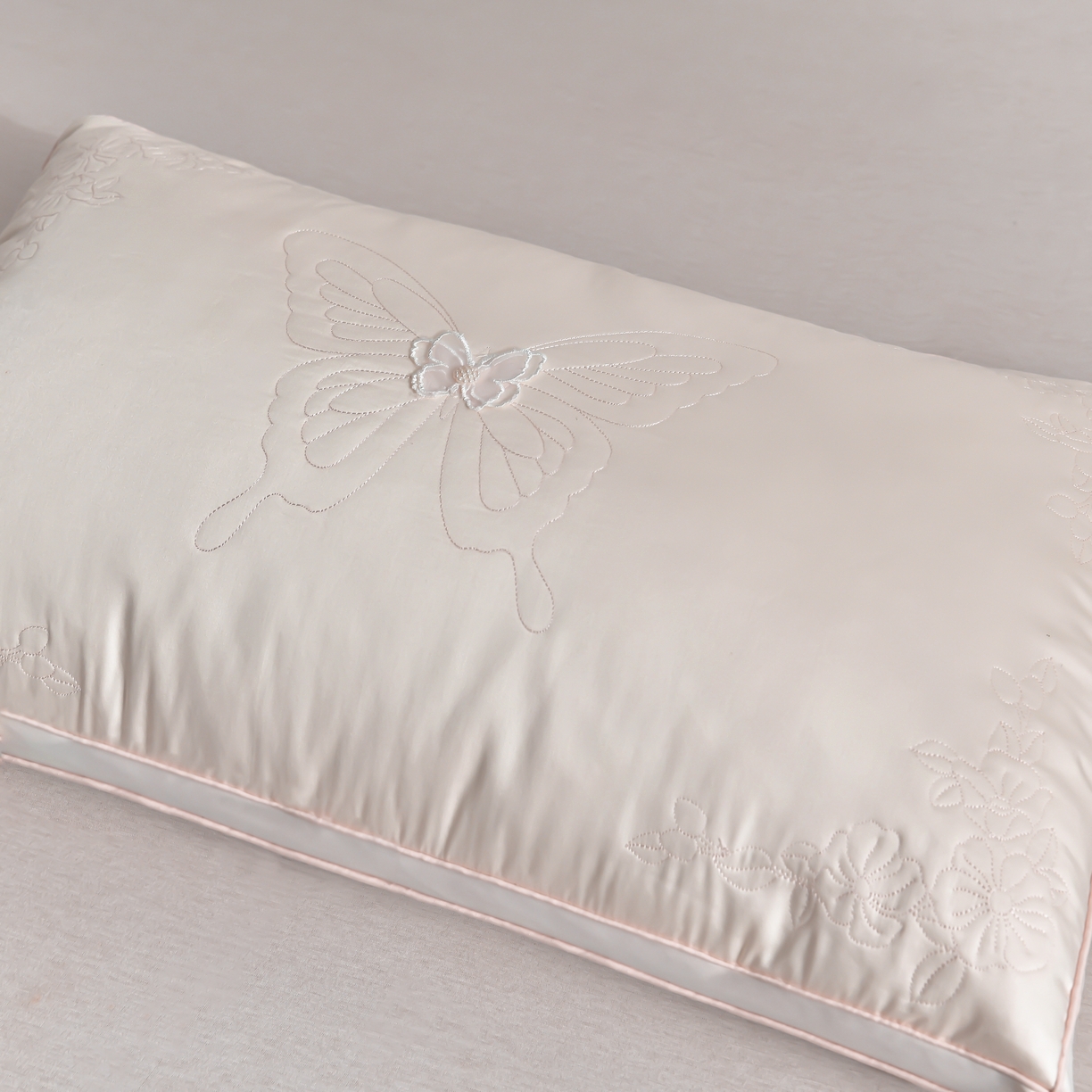 91家纺网 家纺一手货源 找家纺 （总）小桃姐家纺 2025年新款蚕丝刺绣蝴蝶枕枕头枕芯立体款工艺款