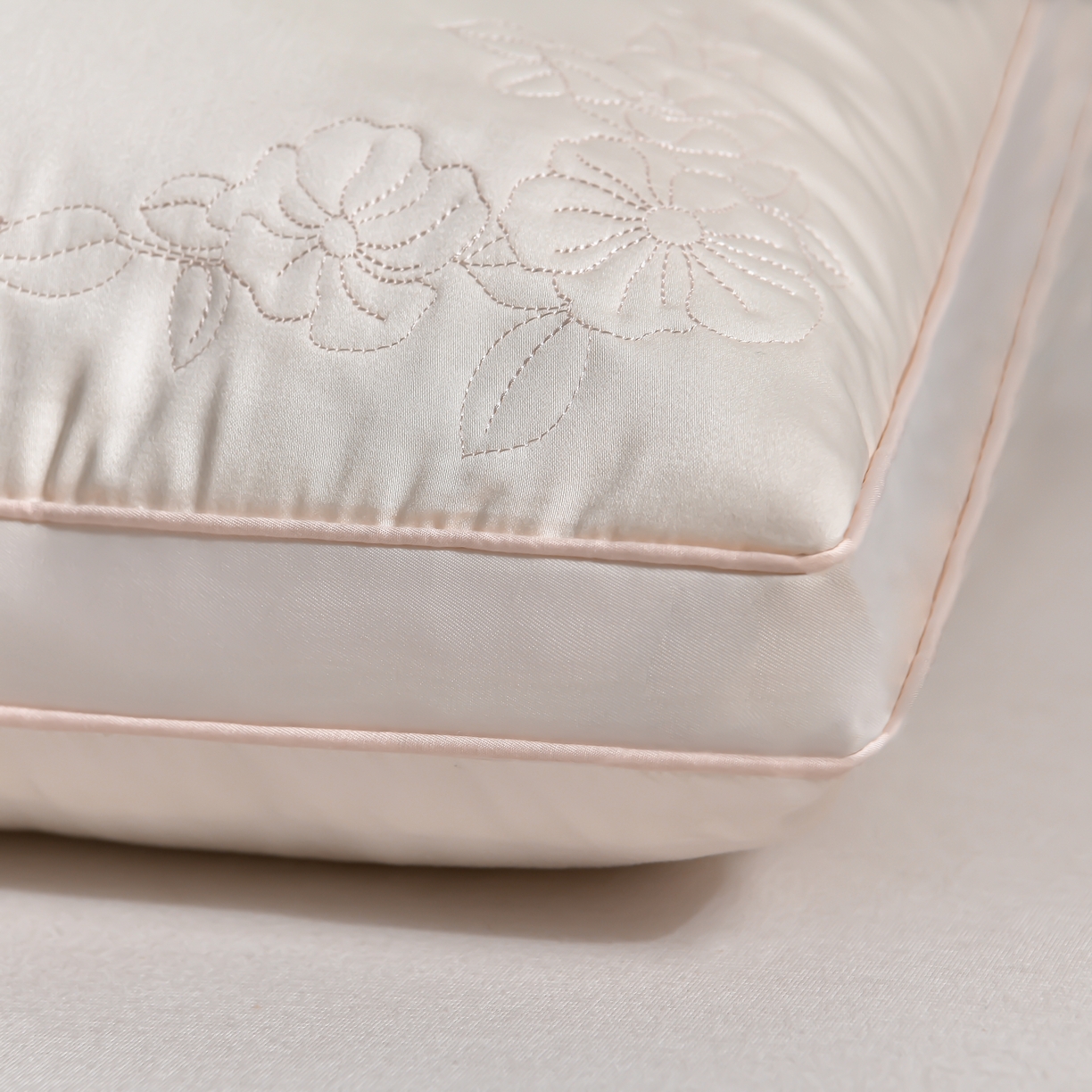 91家纺网 家纺一手货源 找家纺 （总）小桃姐家纺 2025年新款蚕丝刺绣蝴蝶枕枕头枕芯立体款工艺款