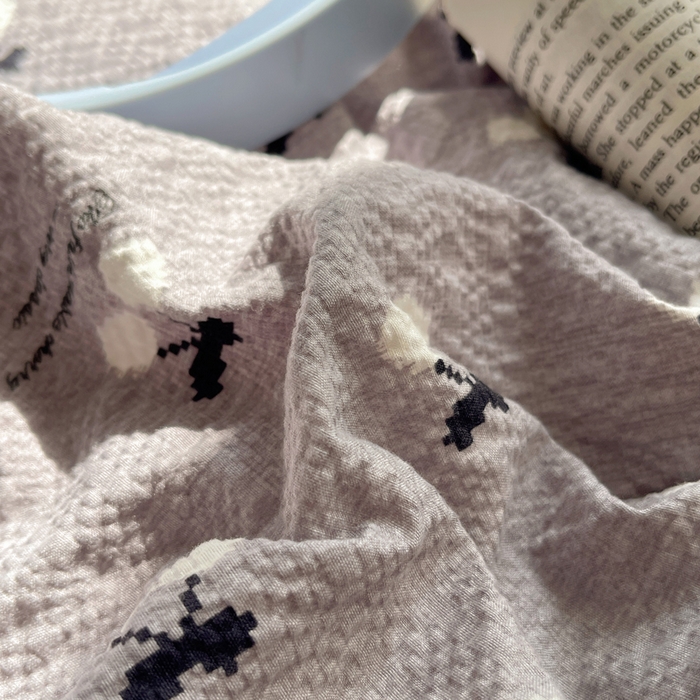 91家纺网 家纺一手货源 找家纺 迪梦姿家纺 2026新款高克重泡芙纱泡泡纱床盖款四件套系列 灰樱桃