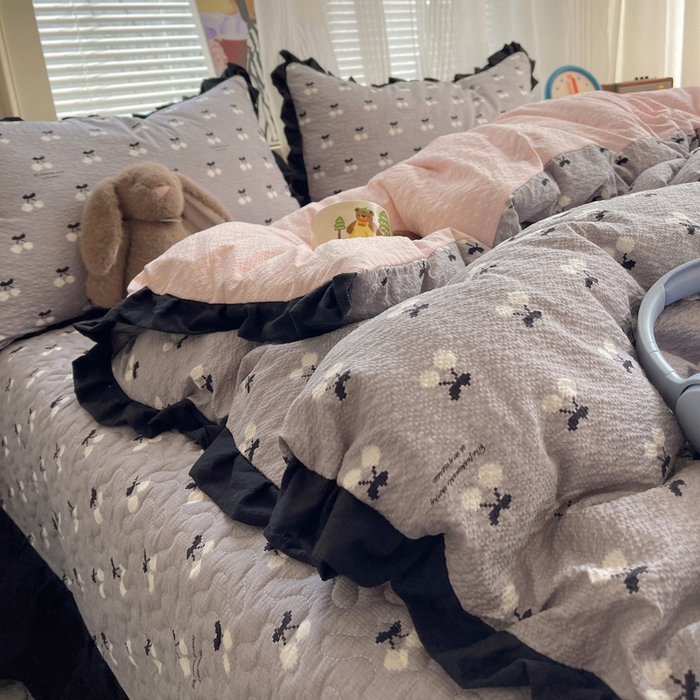 91家纺网 家纺一手货源 找家纺 迪梦姿家纺 2026新款高克重泡芙纱泡泡纱床盖款四件套系列 灰樱桃