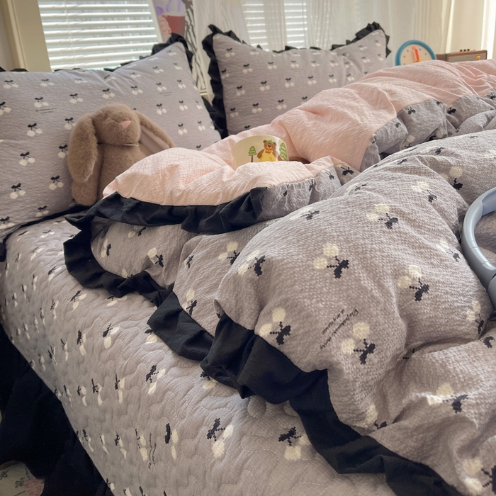 91家纺网 家纺一手货源 找家纺 迪梦姿家纺 2026新款高克重泡芙纱泡泡纱床盖款四件套系列 灰樱桃